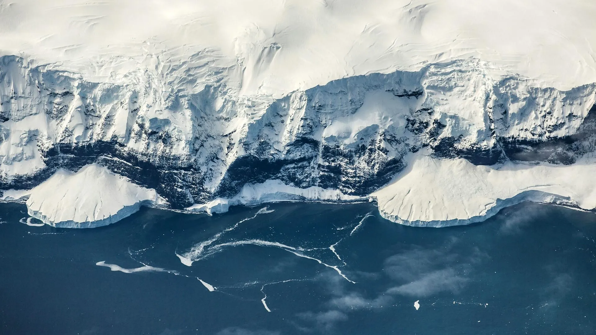 Costa antártica rocosa junto a hielo marino, usada para ilustrar el relieve elevado de la Antártida Oriental