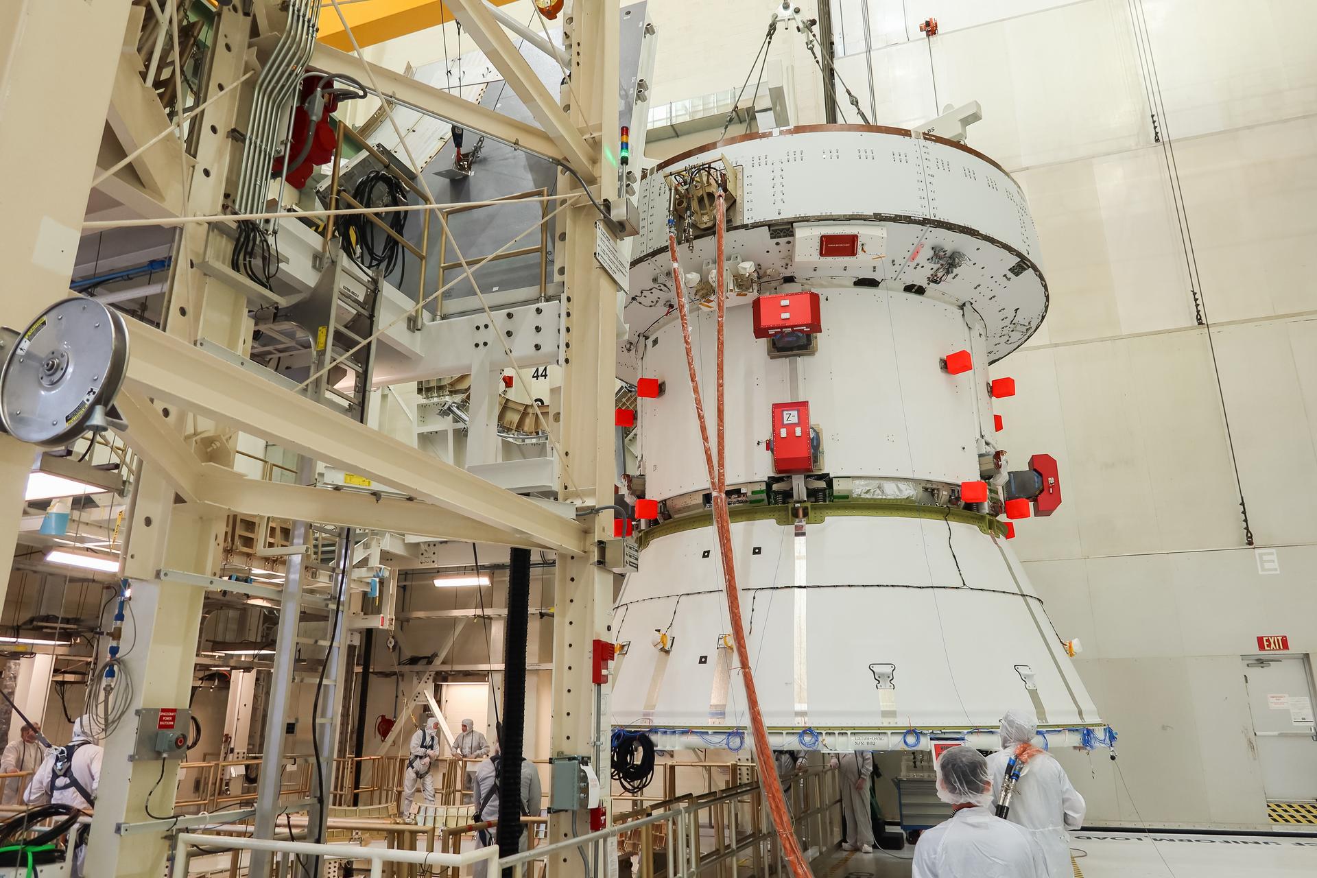 Módulo de servicio europeo de Orion para Artemis II durante trabajos de integración en el Centro Espacial Kennedy.