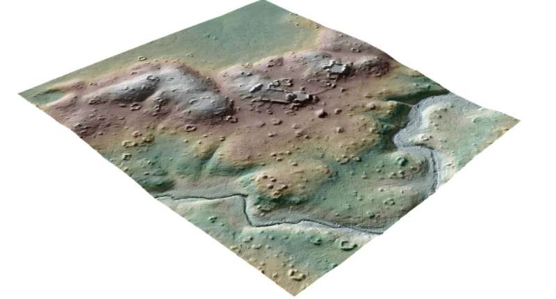 Vista aérea de bosque tropical en Belice con relieve de dosel y marcas del terreno captadas por tecnología LiDAR, relacionadas con antiguos campos y asentamientos mayas.