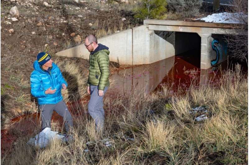 Investigadores de la Universidad del Norte de Arizona estudiando cabeceras hídricas en el oeste de Estados Unidos.