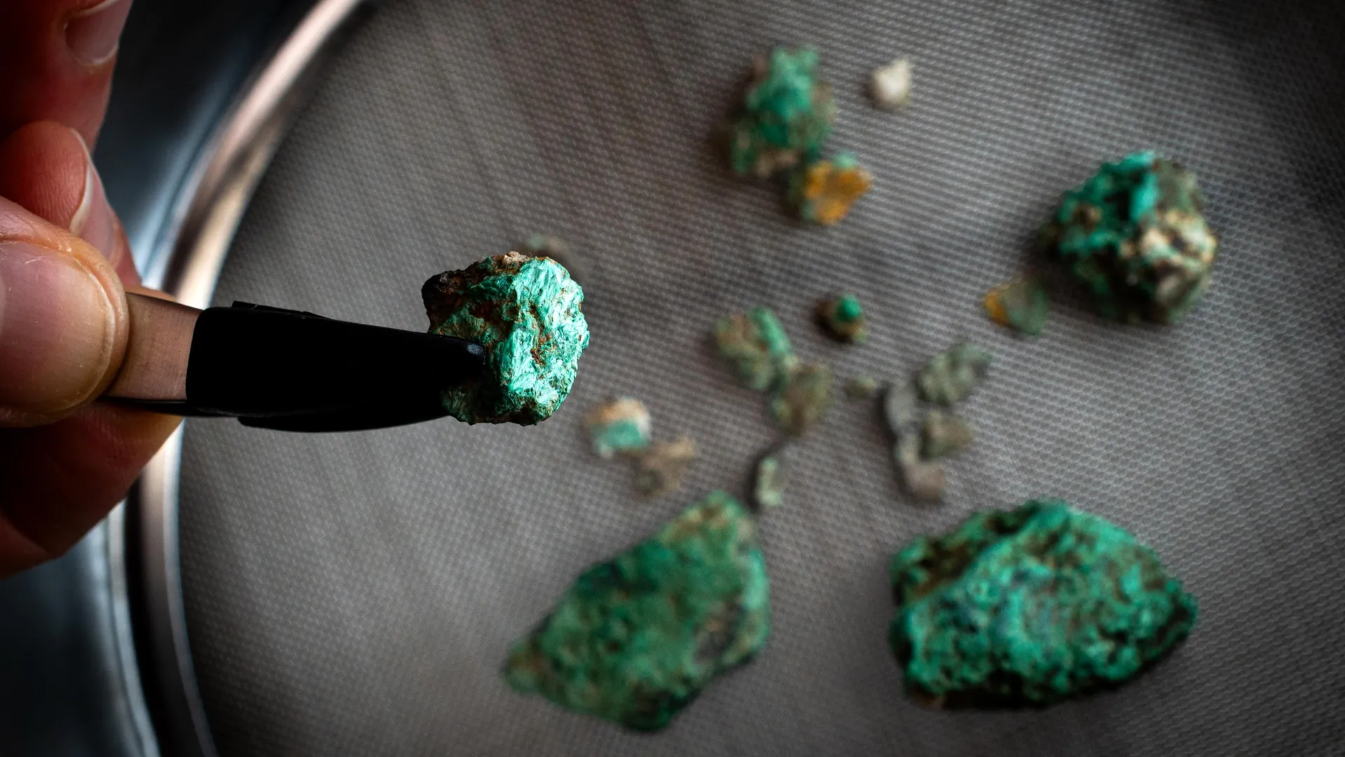Fragmentos verdosos de mineral hallados en una cueva de alta montaña de los Pirineos