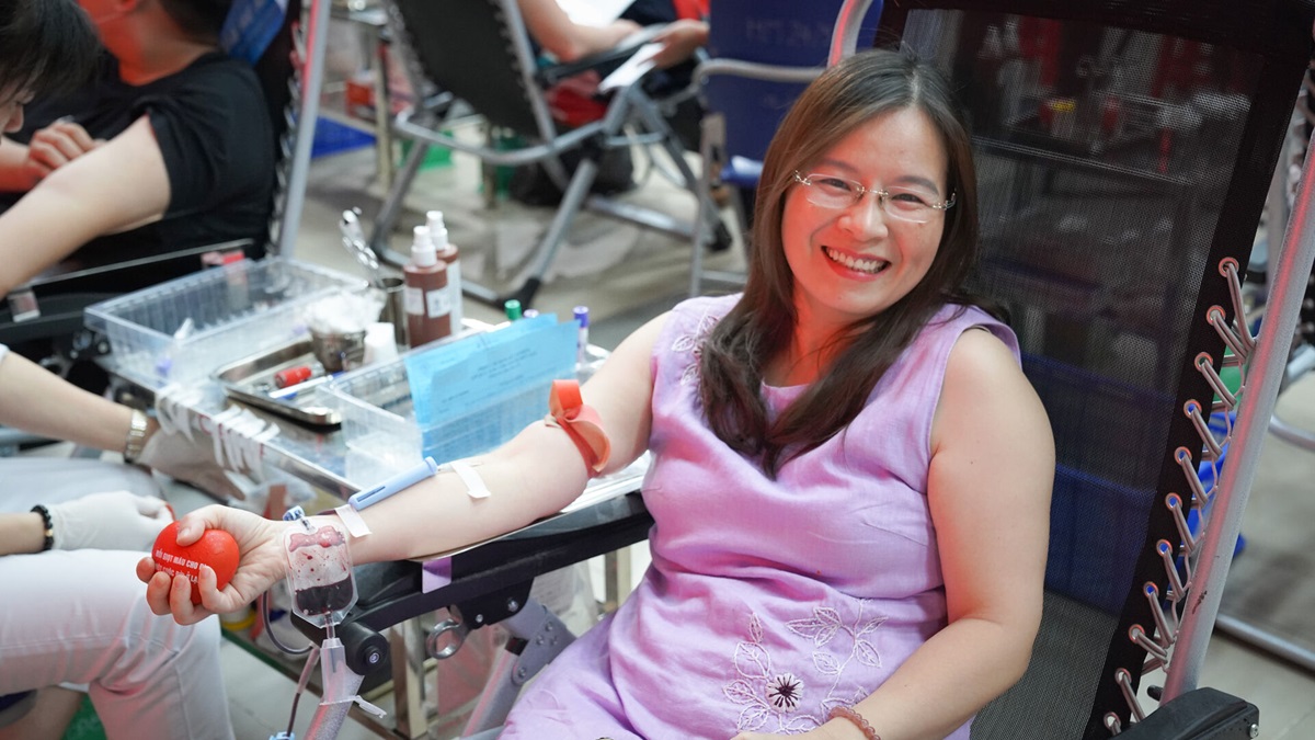 Una trabajadora de la OMS en Vietnam participa en una jornada de donación de sangre, usada para ilustrar la importancia del abastecimiento seguro de sangre