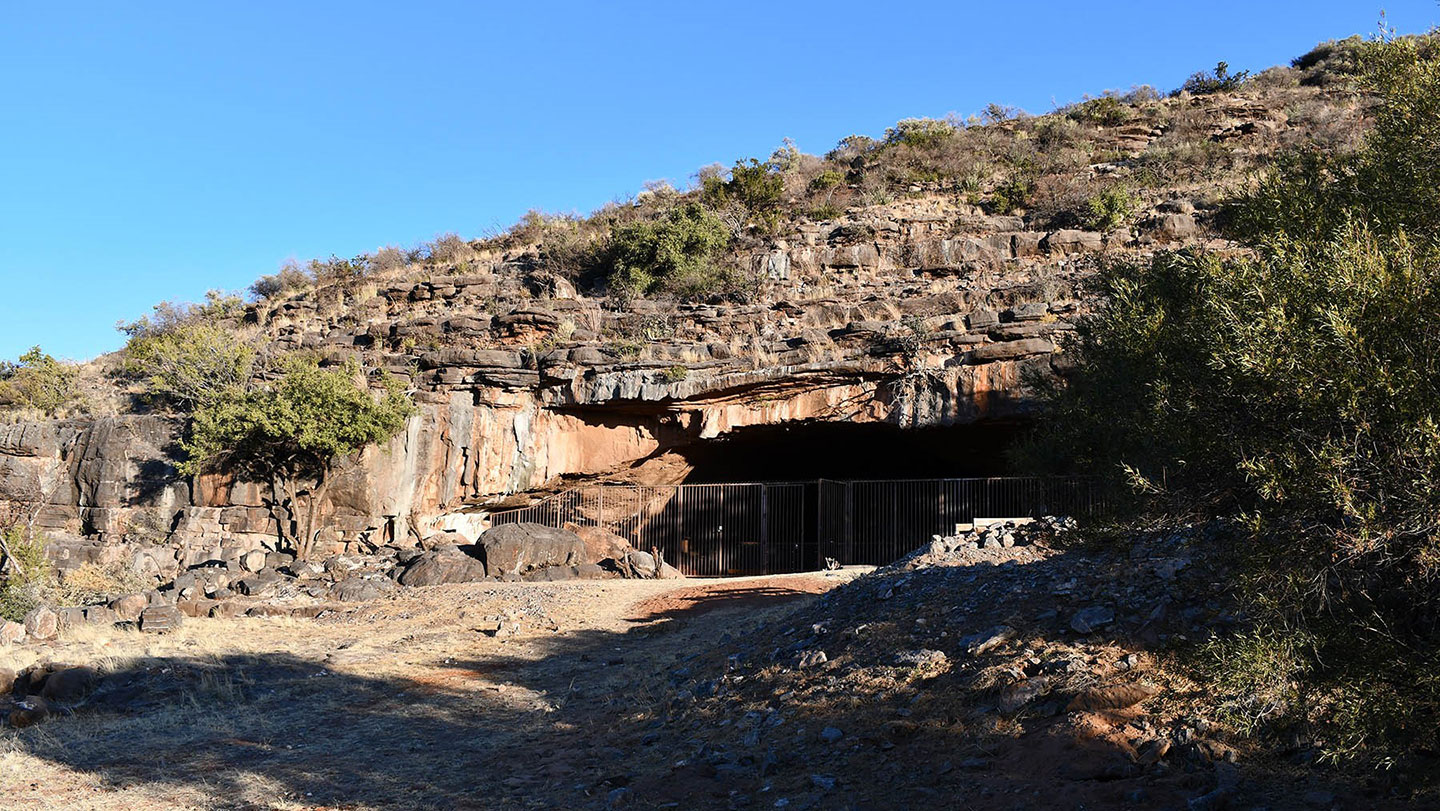 Entrada cercada de la cueva Wonderwerk, en Sudáfrica, donde arqueólogos hallaron nuevas evidencias de uso temprano del fuego.
