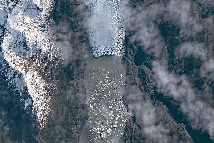 Vista de un glaciar montañoso con hielo fragmentado y bloques flotando, reutilizada como ilustración contextual para una nota sobre deshielo glaciar