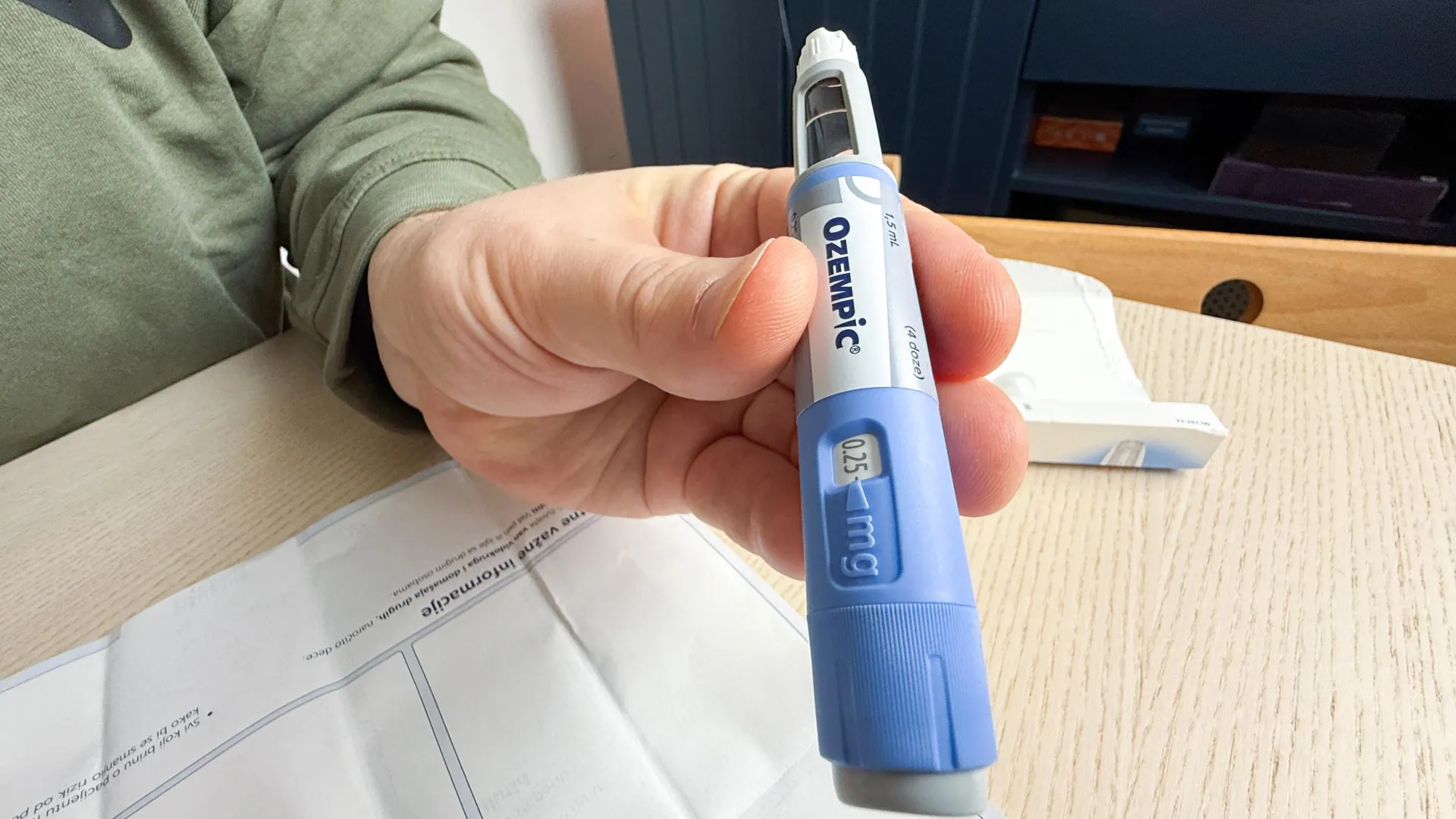 Primer plano de una lapicera de medicamento GLP-1 utilizada para ilustrar una nota sobre riesgo de cáncer de mama