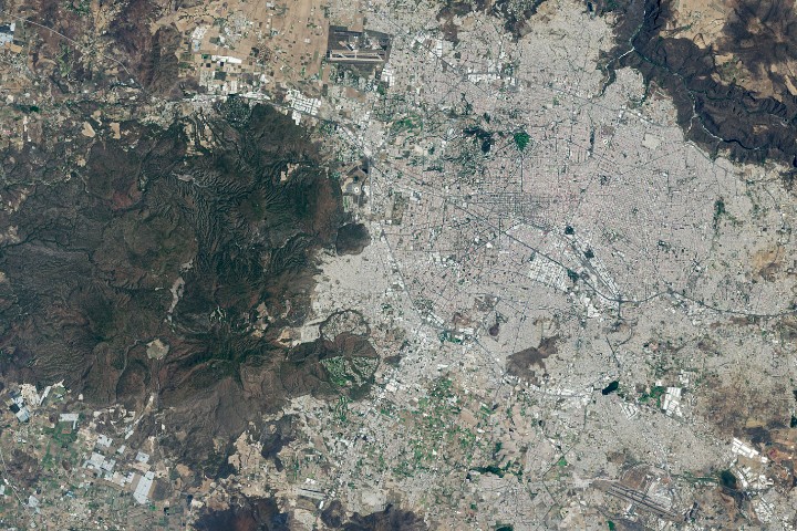 Comparación satelital de Guadalajara en 1986 y 2026 que muestra la expansión urbana hacia el oeste sobre un paisaje volcánico