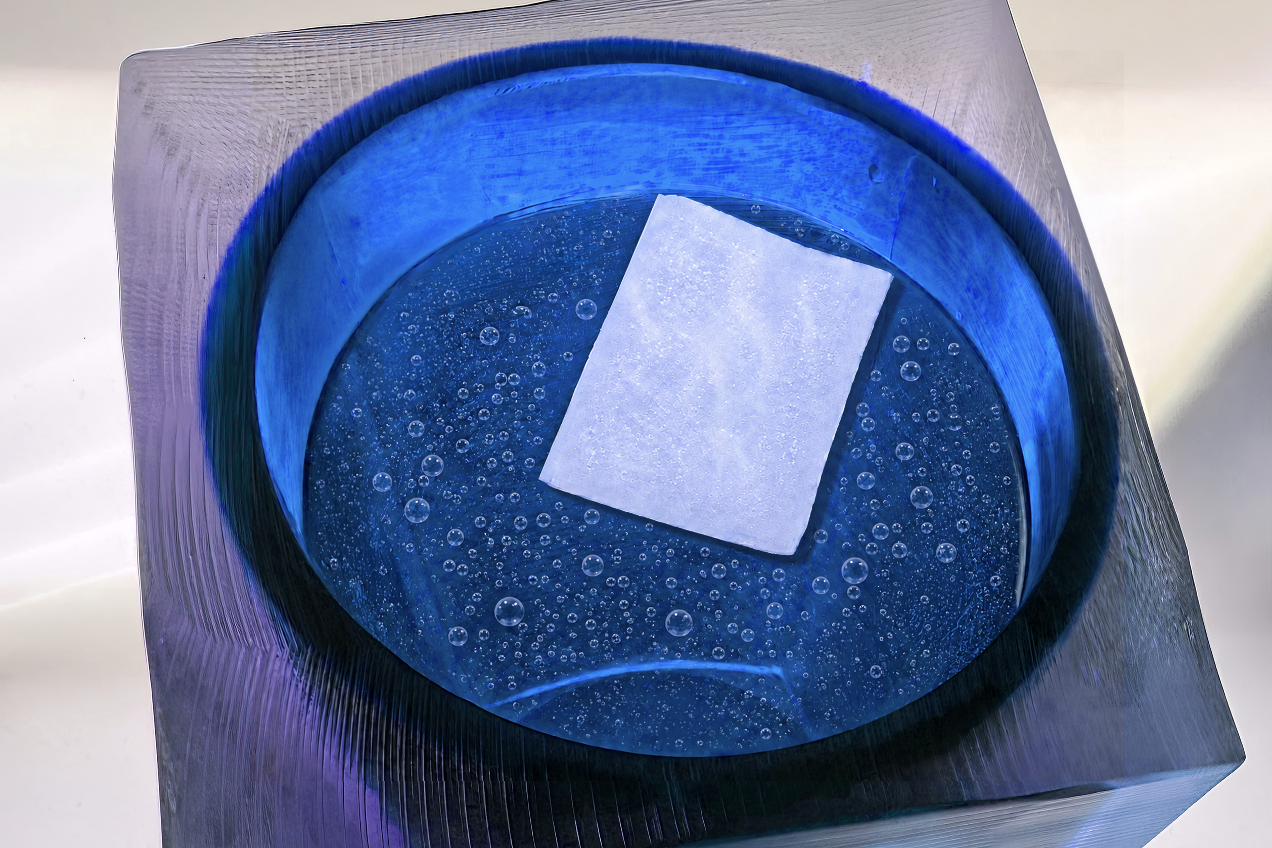 Pieza rectangular de hidrogel claro diseñada para dejar pasar aire y usarse en sensores o vendajes adheridos a la piel