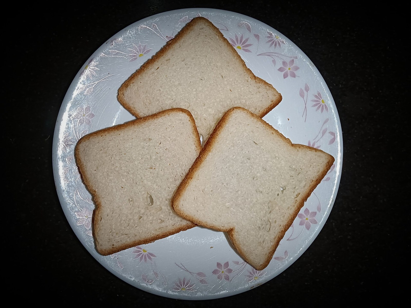 Rebanadas de pan fotografiadas sobre una superficie neutra.