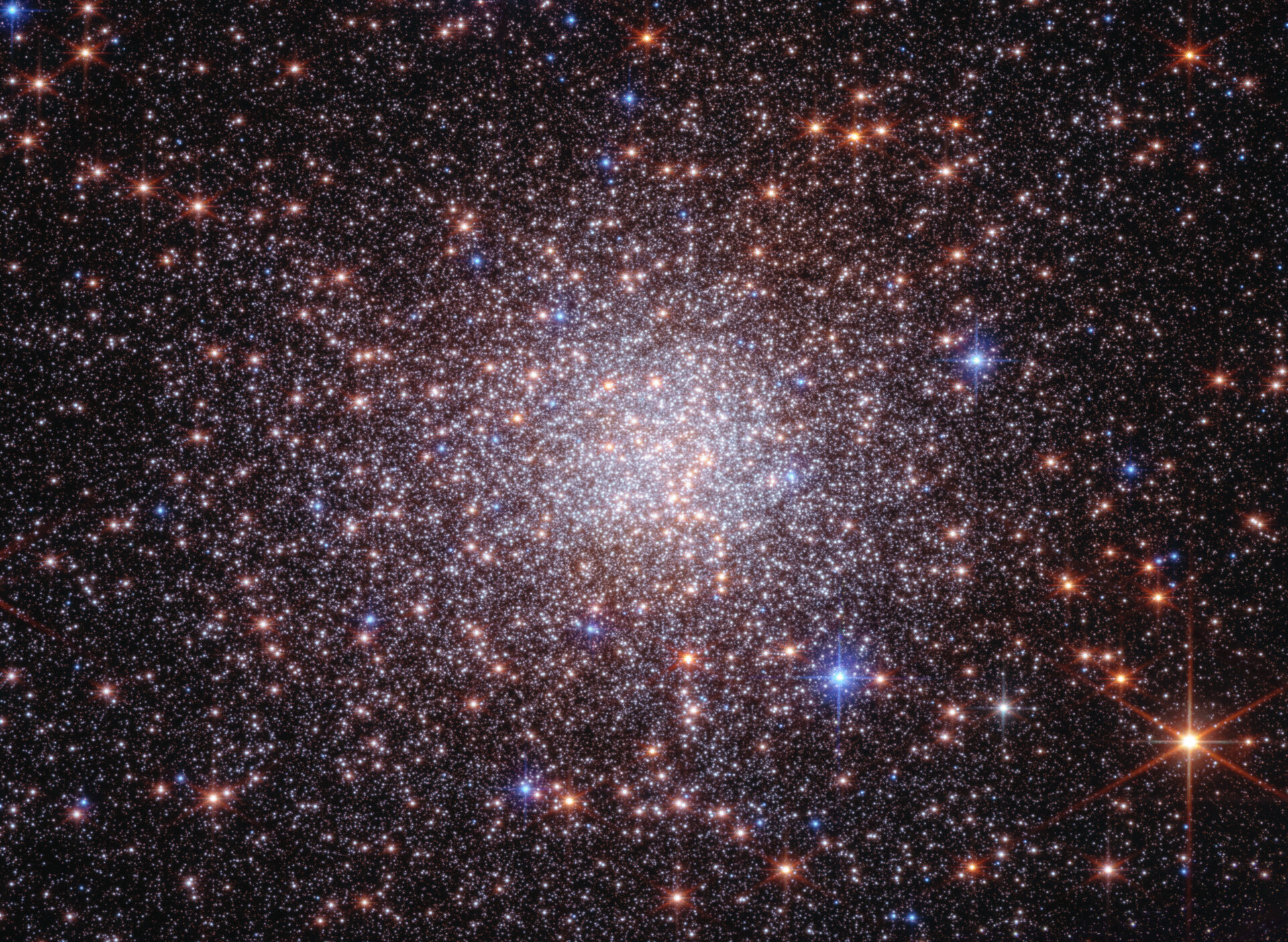 Vista de Terzan 5 obtenida con Webb y Hubble, con miles de estrellas concentradas en una región densa del centro de la Vía Láctea.