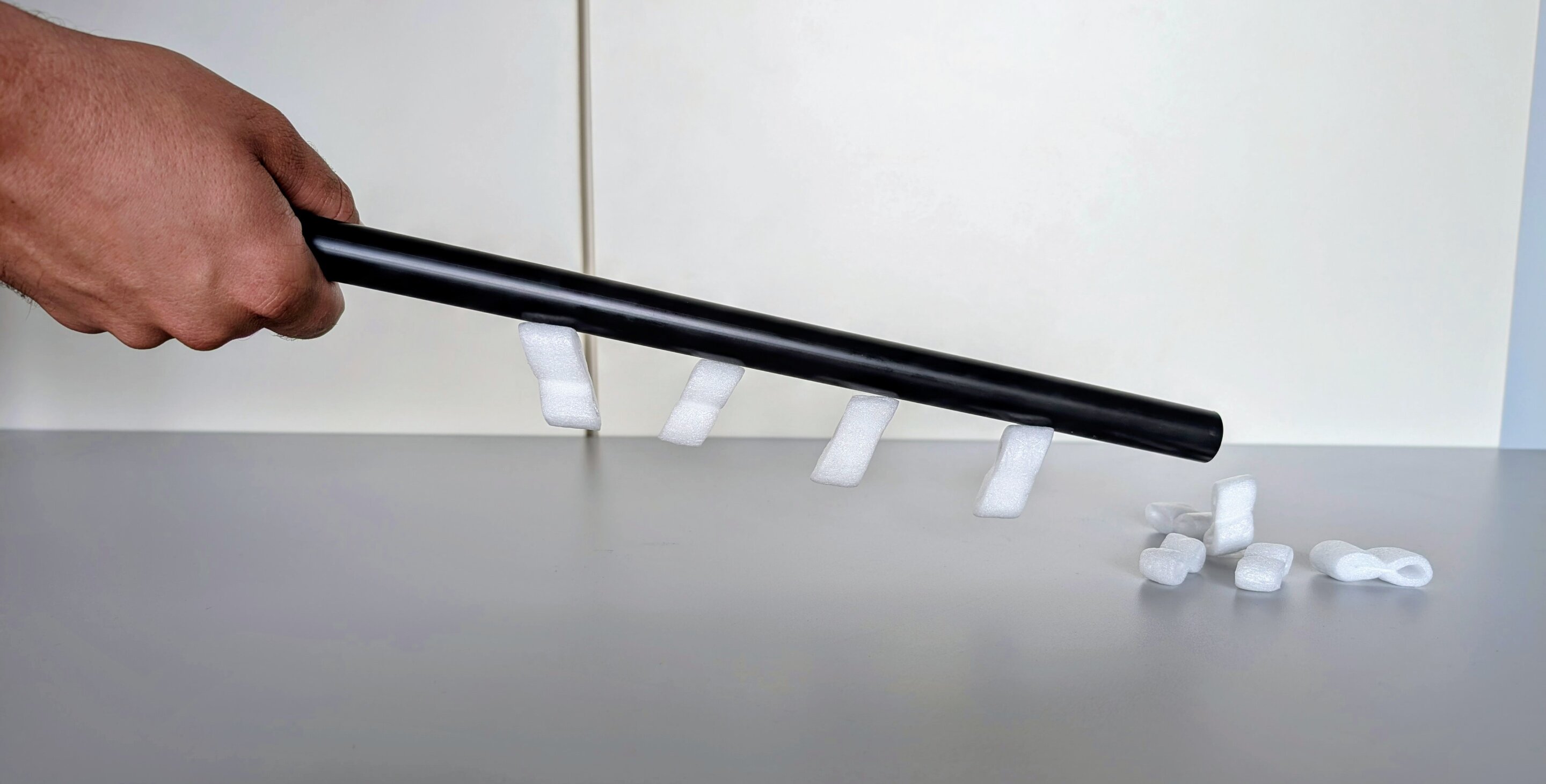 Átomos fríos atrapados cerca de una fibra de vidrio ultradelgada en un experimento de óptica cuántica.